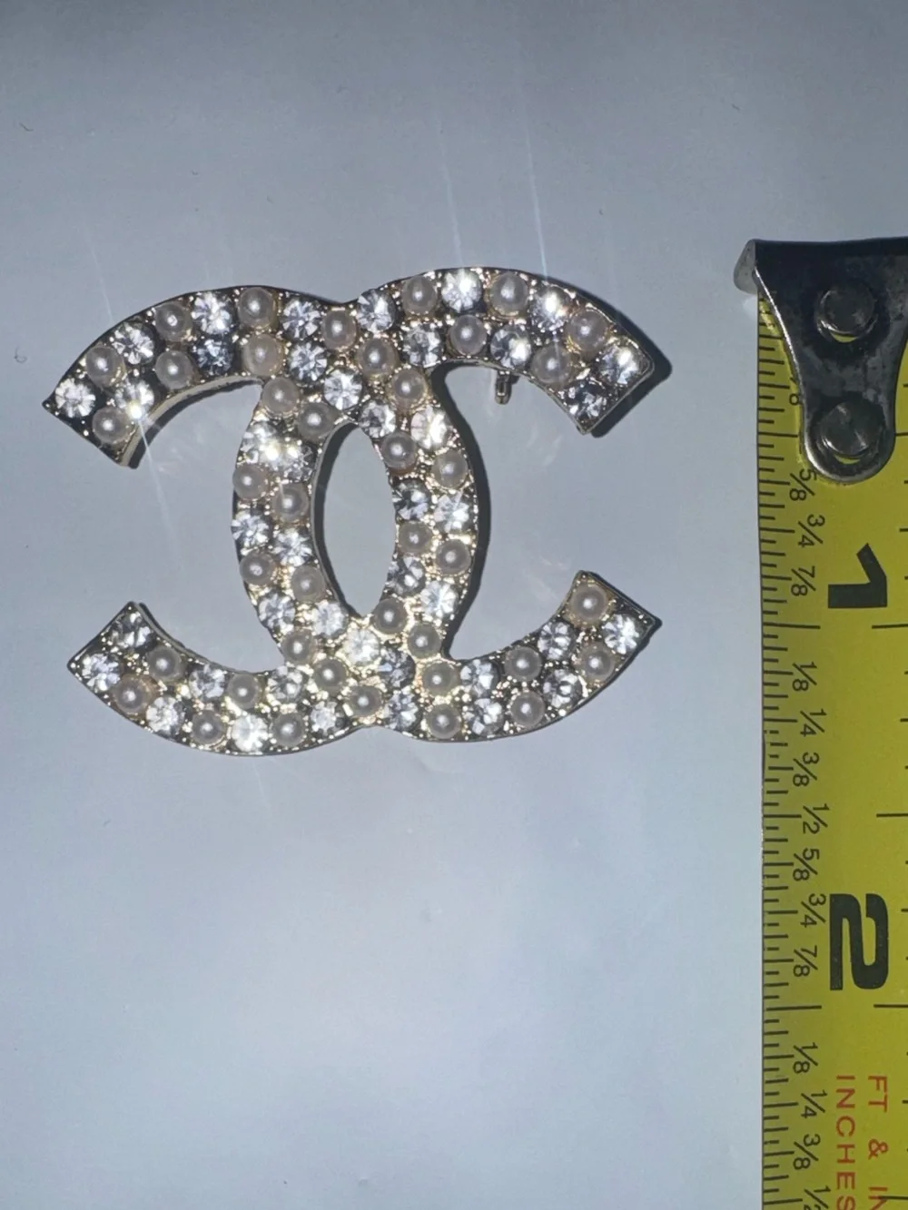 🛍️Pearl & Crystal Interlocking CC Logo Brooch - Picture 5 of 5